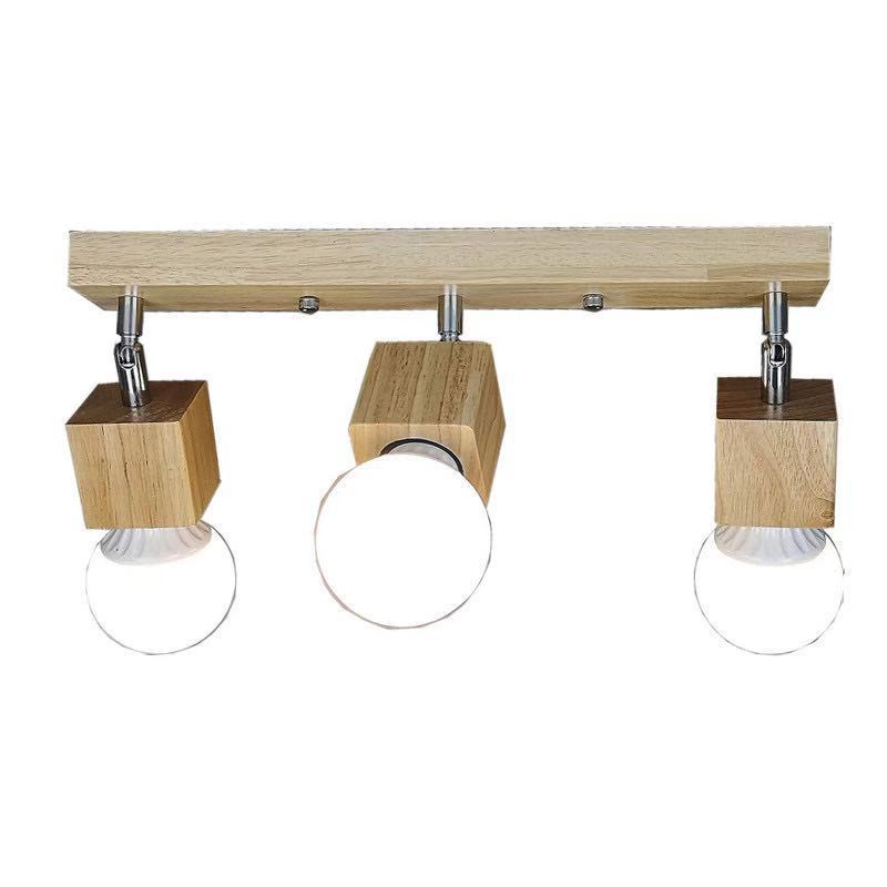 Plafondarmatuur met drie lampen van hout, halfverzonken, geïsoleerd op een lichte achtergrond.