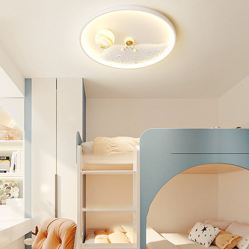 Lampada a soffitto con luce calda a forma di pianeta astronauta sopra una camera con letto a castello