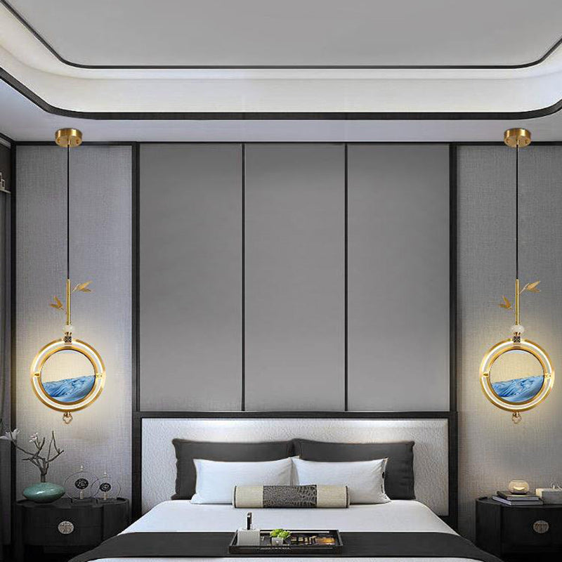 Camera da letto con due lampade a sospensione installate simmetricamente ai lati del letto.