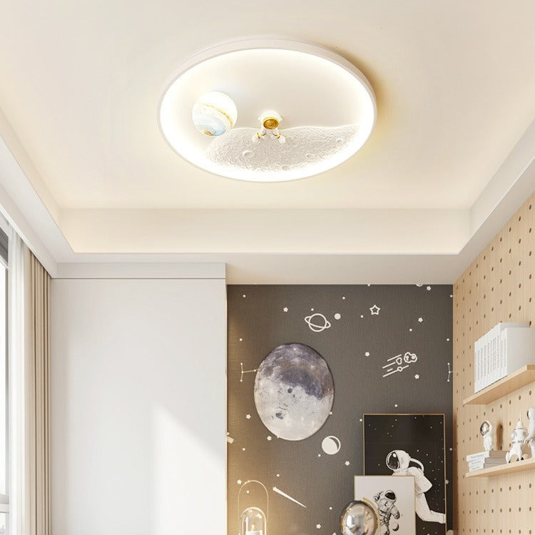 Plafoniera a LED a forma di astronauta in una cameretta per bambini.