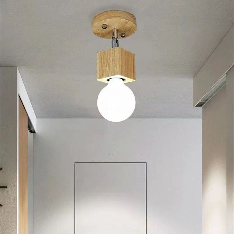 Een plafondarmatuur met één lichtpunt, gemaakt van hout en halfverzonken, geïnstalleerd in de gang.