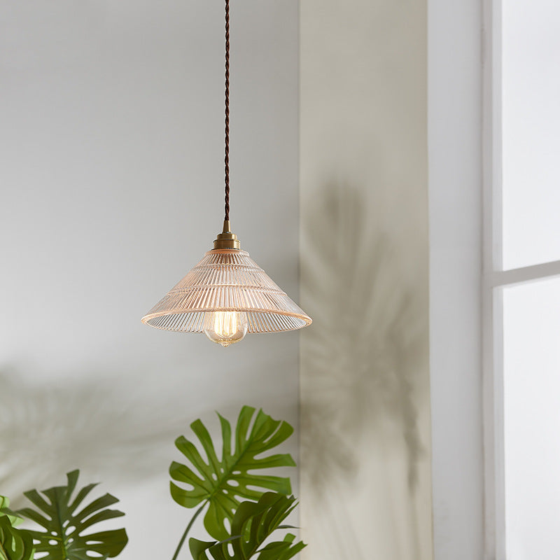 Pendelleuchte aus Kupfer und Glas in der Nähe eines Fensters mit Pflanzen
