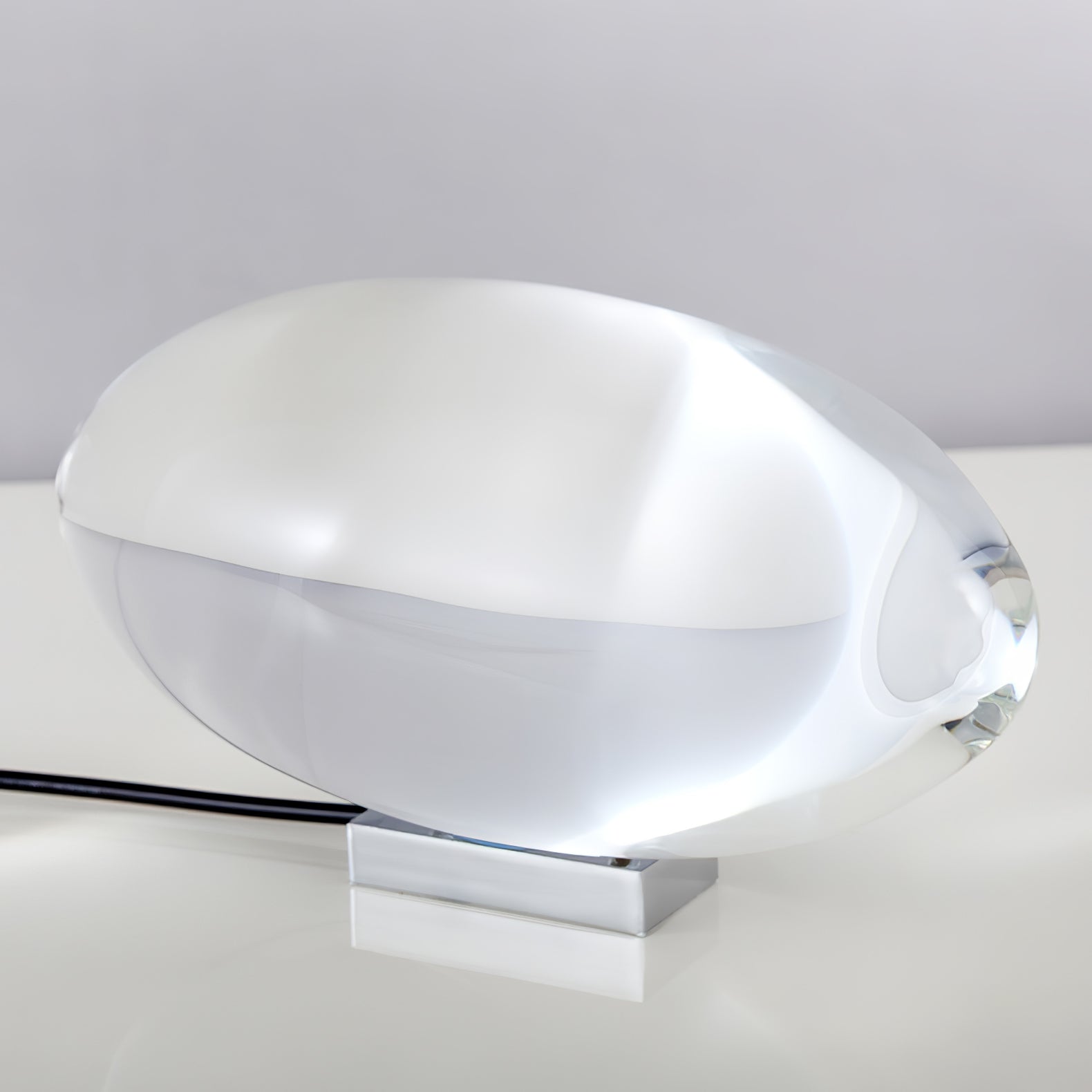 Kiezellamp met zichtbare kabel op een effen achtergrond