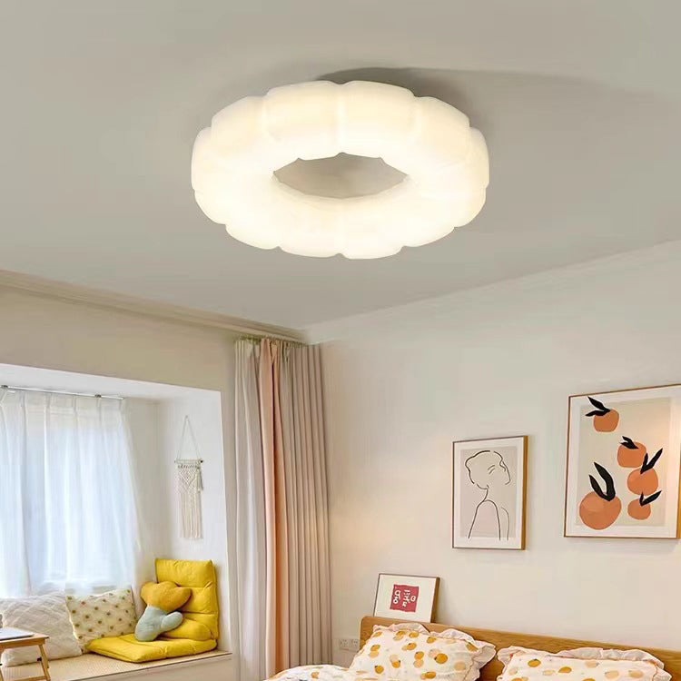 Plafoniera a forma di nuvola installata sopra un letto