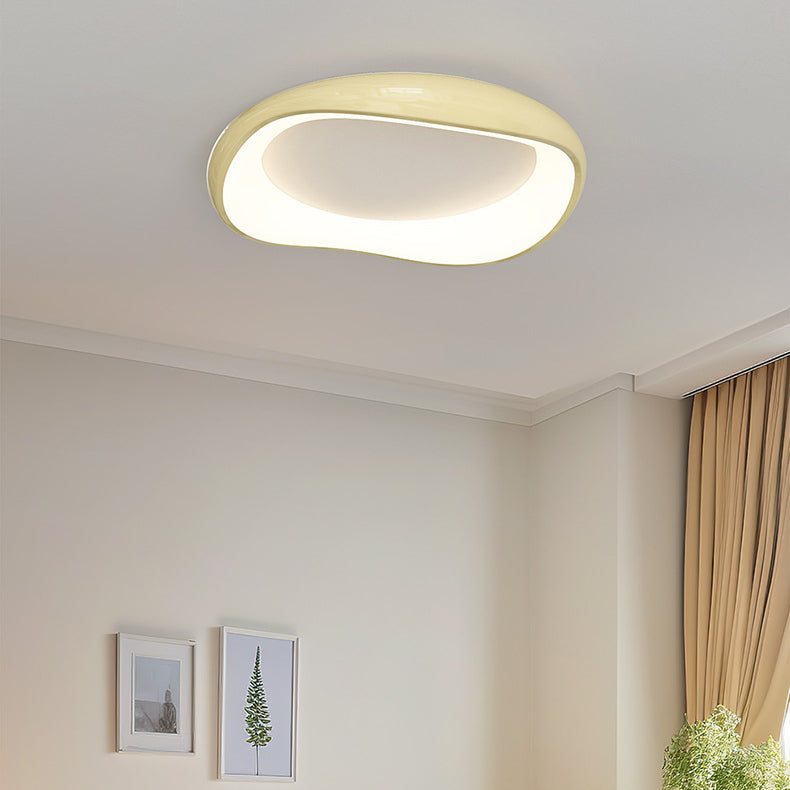 Lampadario rotondo irregolare color beige caldo installato in una stanza con tende