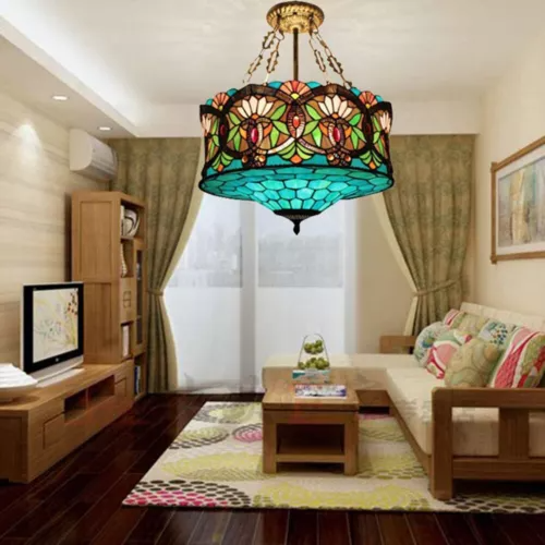 Een Tiffany-kroonluchter in een lichte woonkamer.