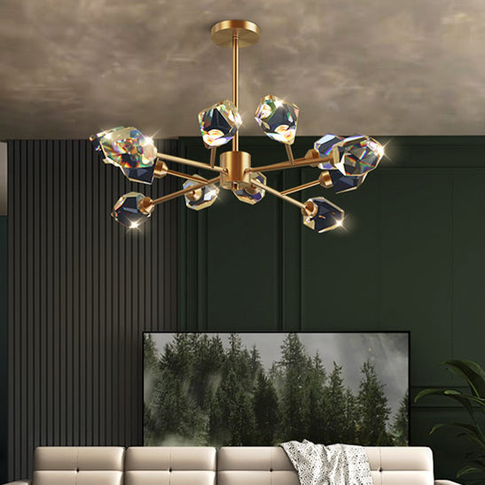 Ein goldener Kristalllüster hängt im Wohnzimmer über der Sitzecke.