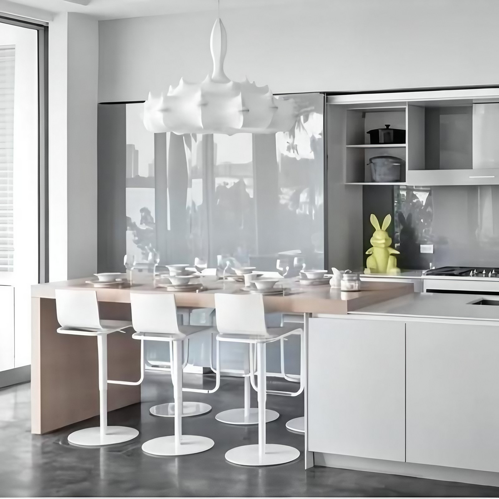 Lampadario a bozzolo sopra la zona pranzo della cucina.