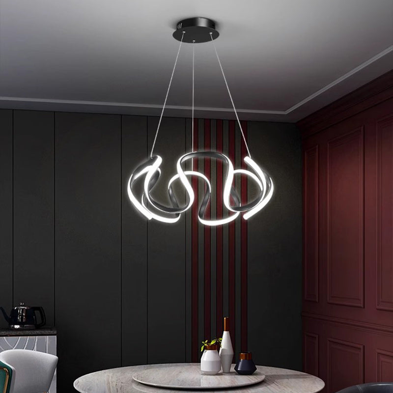 Lampadario nero in sala da pranzo con decorazione a parete