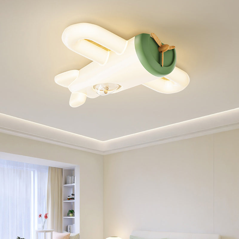 Installazione di una plafoniera a forma di aereo nel contesto del soffitto della camera da letto