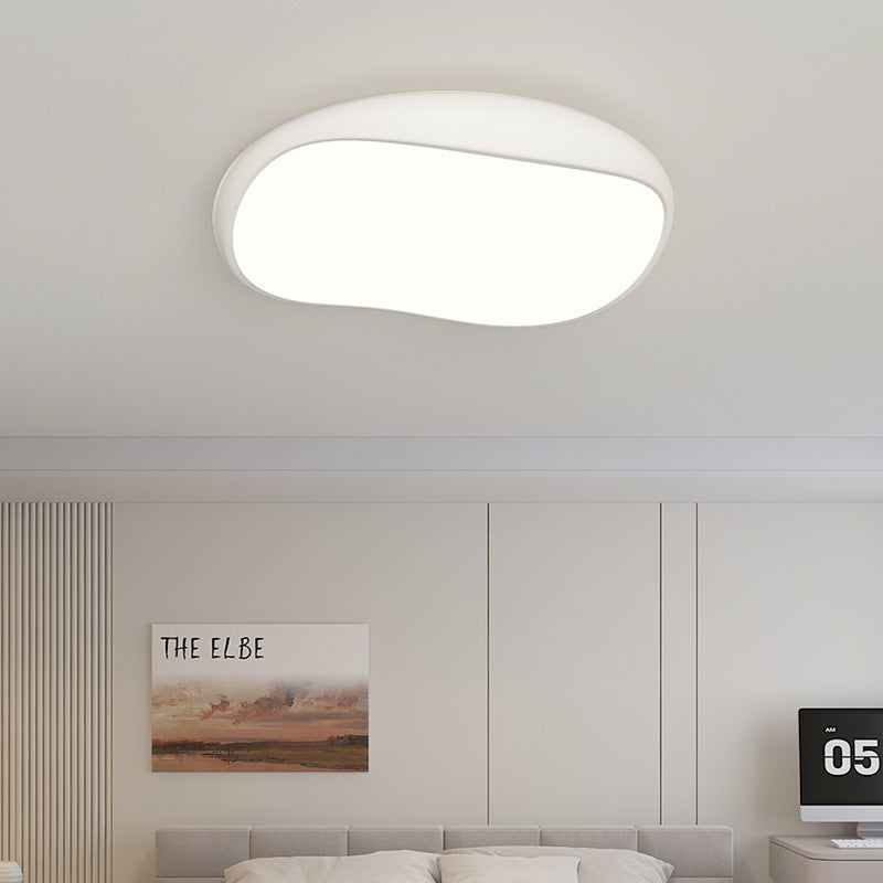 Scena di camera da letto con plafoniera a incasso dalla forma irregolare