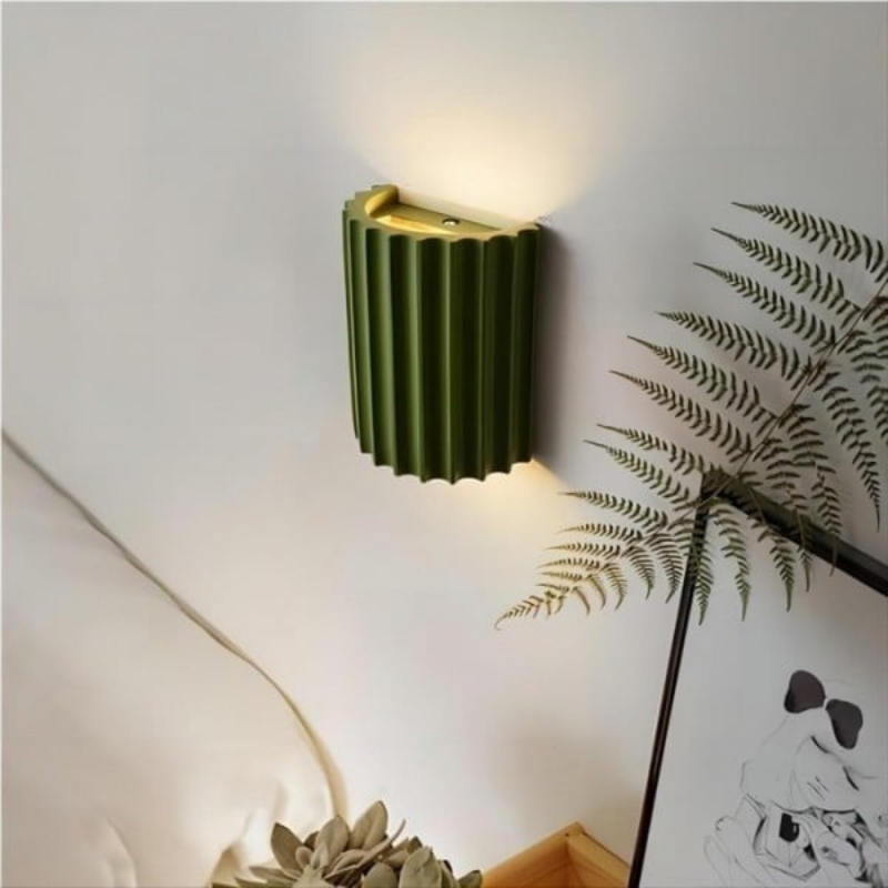 Applique murale verte cannelée, assortie aux plantes environnantes
