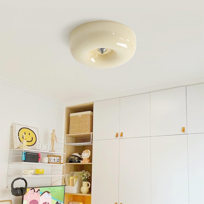 Plafondlamp in de vorm van een roompudding, geïnstalleerd nabij het plafond van een kamer.