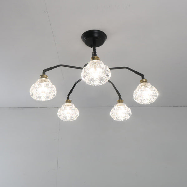 Een schuin aanzicht van de geïnstalleerde plafondarmatuur met vijf lampen.