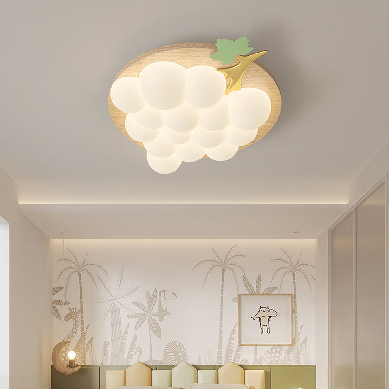 Lampadario a soffitto creativo a forma di uva sopra l'arredamento della stanza