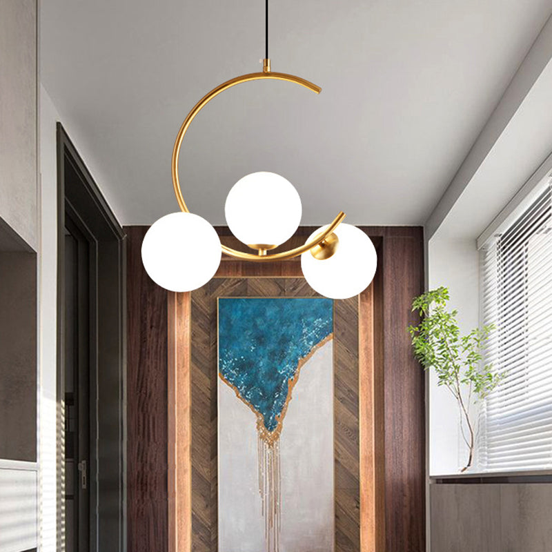 Een bolvormige kroonluchter is geïnstalleerd in een kamer die op een slaapkamer lijkt.