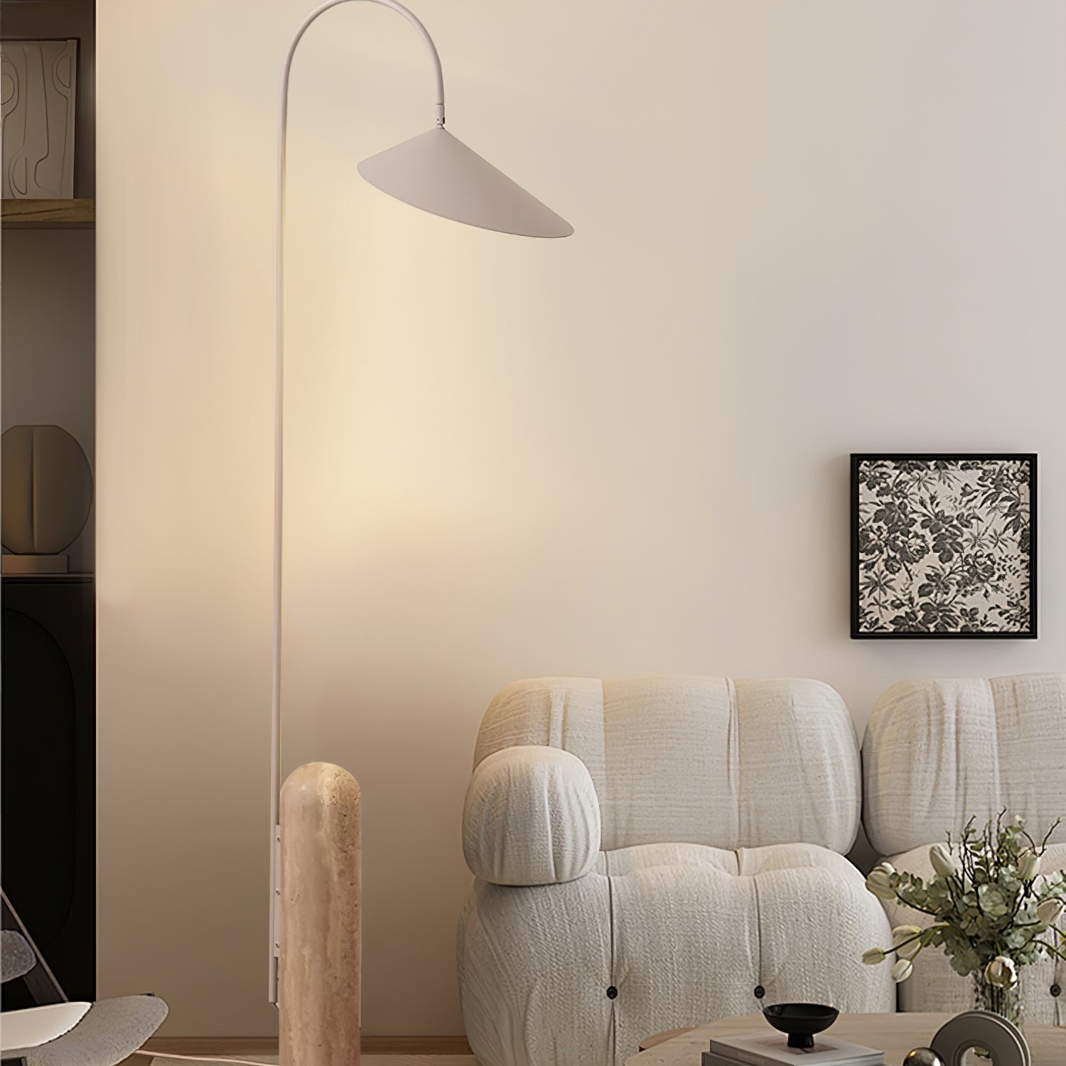 Vloerlamp naast loungebank in een lifestyle-kamer.