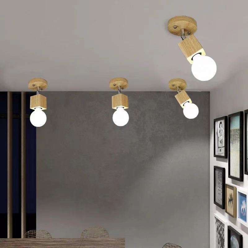 Drie afzonderlijke, halfverzonken houten lampen, geïnstalleerd aan het plafond van een kamer.