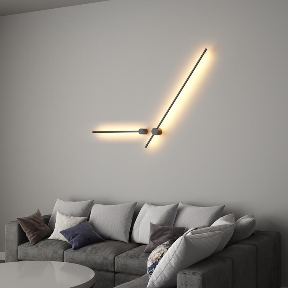 Applique murale linéaire à LED au-dessus d'un canapé dans un salon