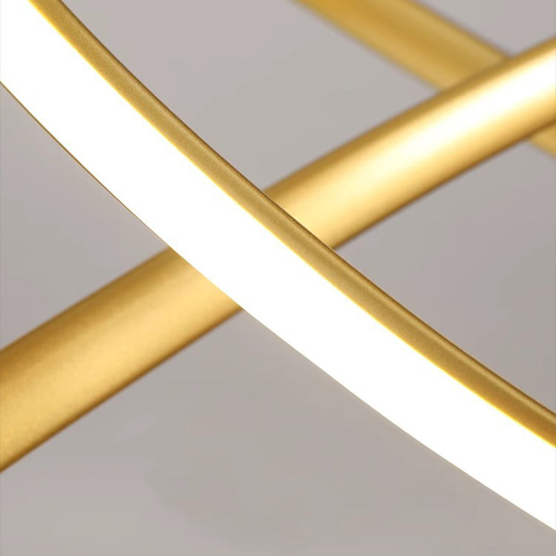 Striscia luminosa in silicone che attraversa la struttura curva del lampadario.