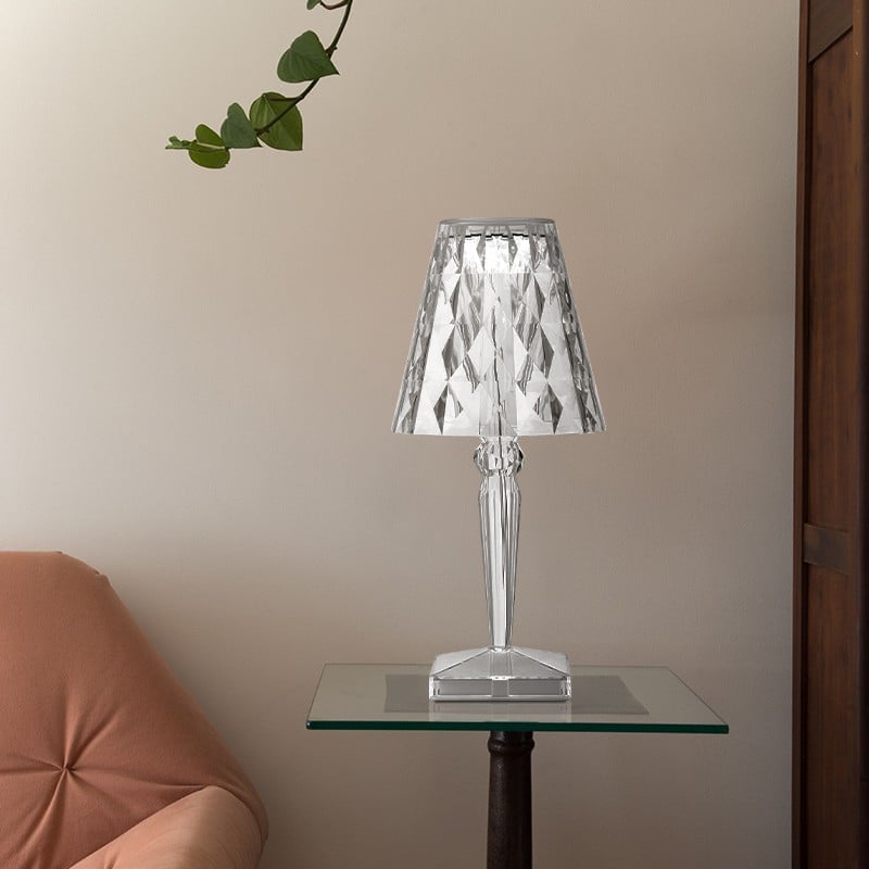 Lampada su un tavolino di vetro in un interno minimalista