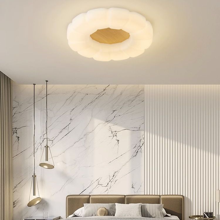 Camera da letto in stile nordico con lampadario a forma di nuvola.