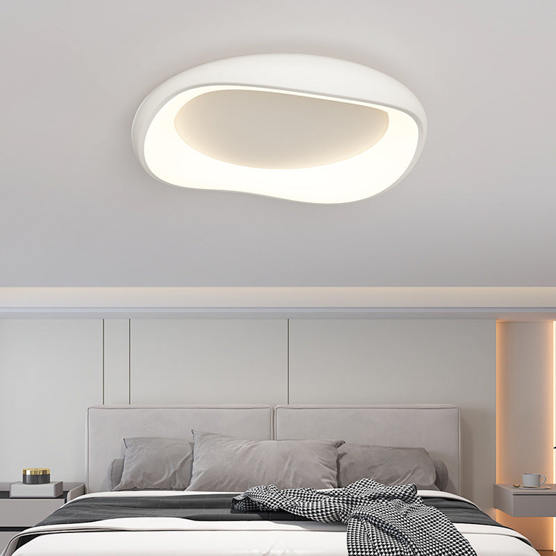 Installata plafoniera a LED rotonda irregolare sopra un letto