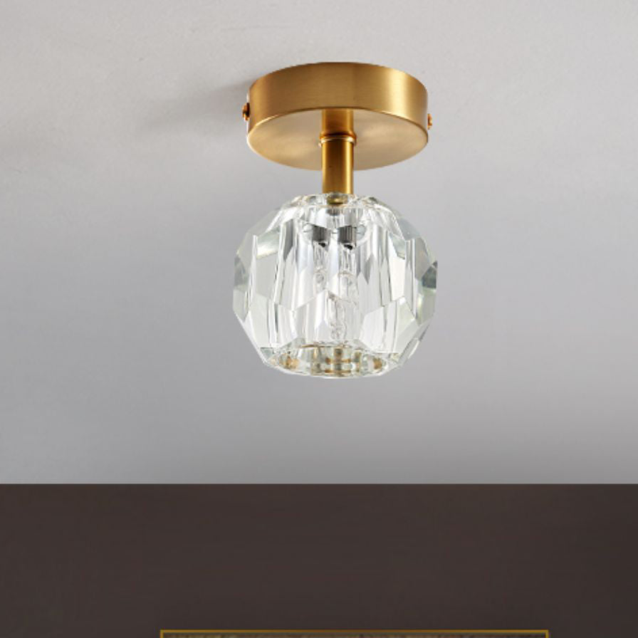 Duidelijk zicht op de geïnstalleerde plafondlamp met ananasvormige koepel, vlakbij het plafond.