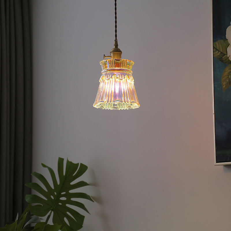 Plaatsing van een kleine enkele hanglamp in een kamer