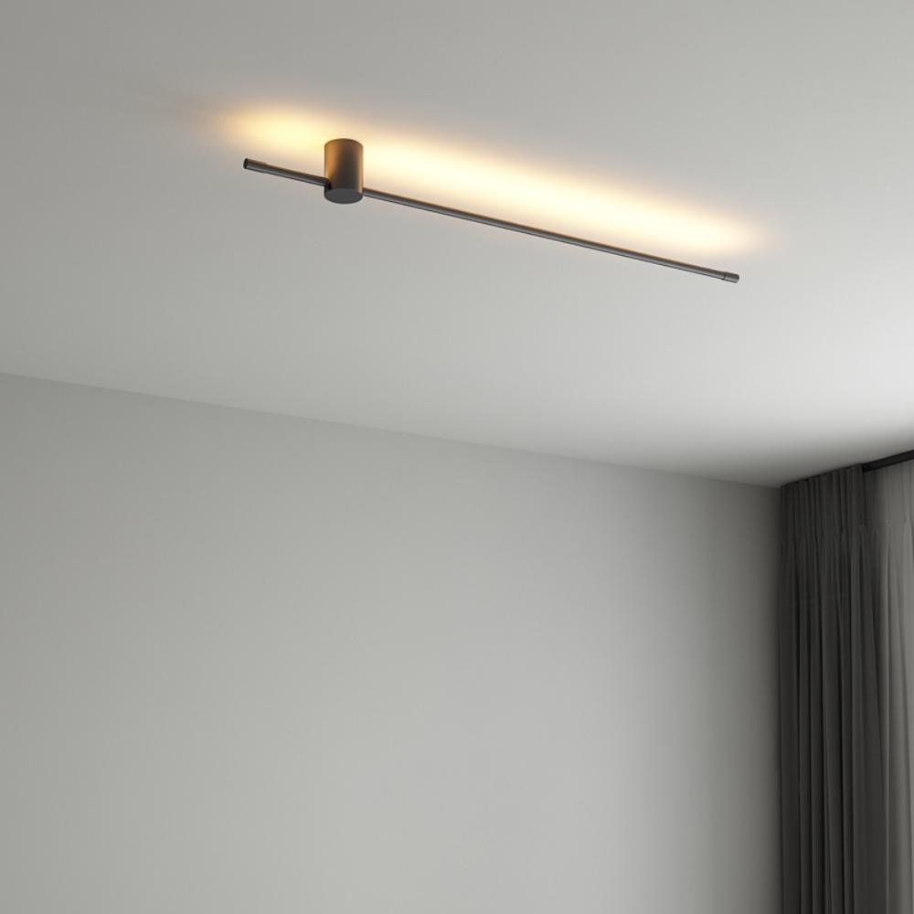 Luminaire linéaire LED horizontal près du plafond dans une pièce minimaliste