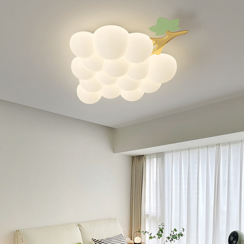 Lampadario a sospensione a forma di uva nella camera da letto, vicino alla finestra.