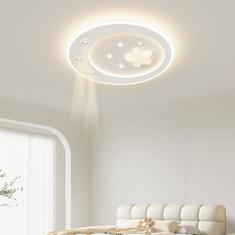 Lampada da soffitto installata in una scena di soggiorno con bagliore visibile