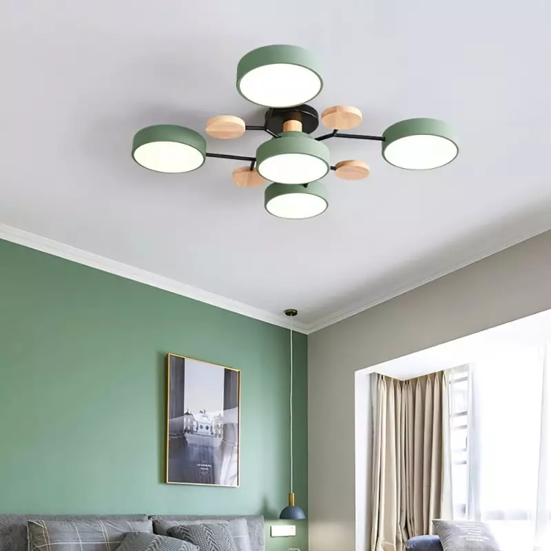 Scandinavische plafondlamp met takken in een woonkamer