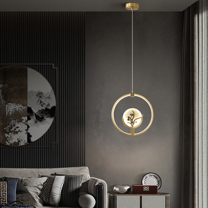 Suspension avec abat-jour rond décoratif installée contre un mur