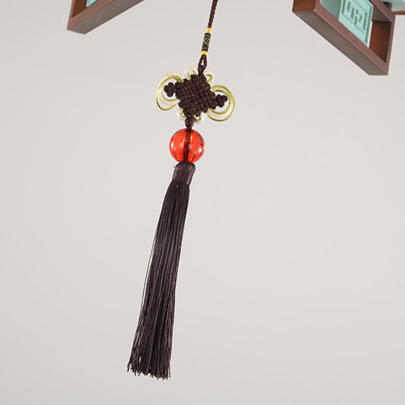 Detailopname van de decoratieve hangende kwast van de kroonluchter.