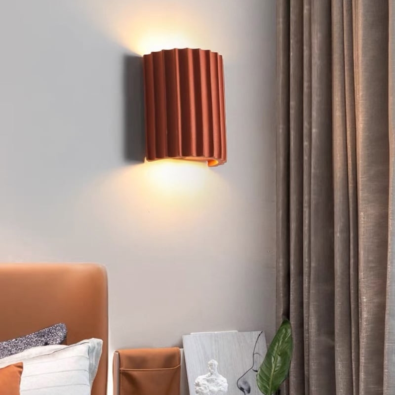 Applique murale cannelée marron dans une chambre ou un salon à l'ambiance chaleureuse