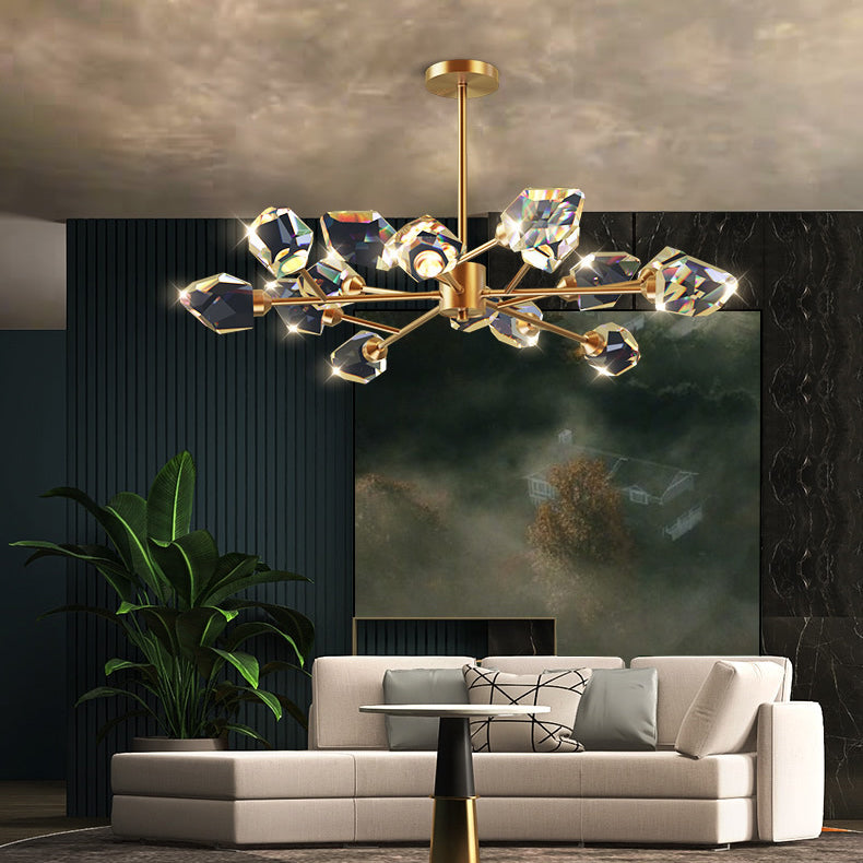 Modernes Wohnzimmer mit goldenem Kristalllüster