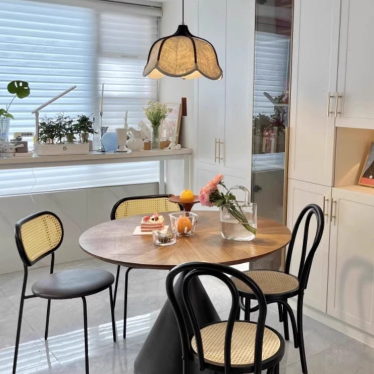 Scène de salle à manger avec le luminaire suspendu en tissu installé au-dessus de la table