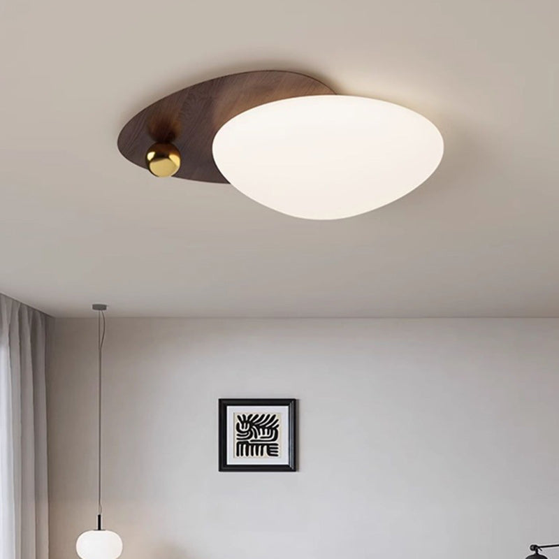 Plafoniera a LED a forma di sfera dorata installata in una stanza