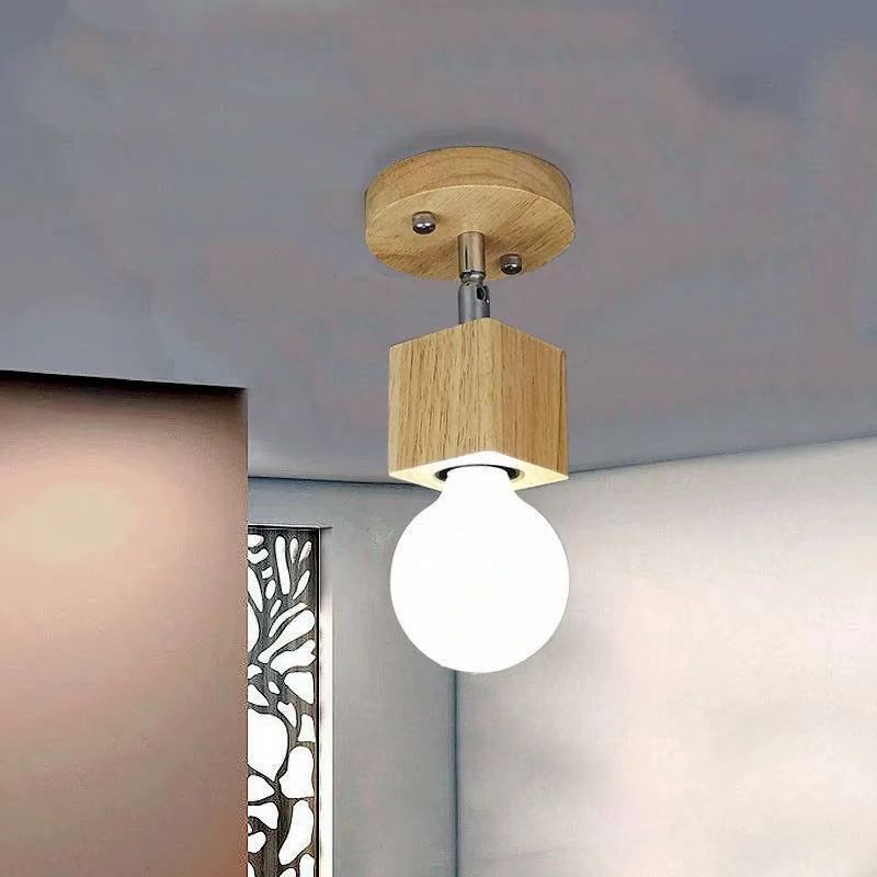 Een enkele, halfverzonken plafondlamp van hout, geïnstalleerd in een kamer.