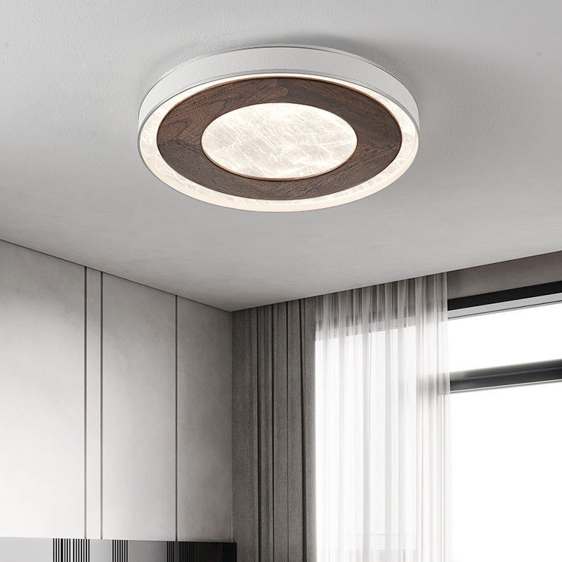 Lampadario rotondo in noce installato in una camera da letto.