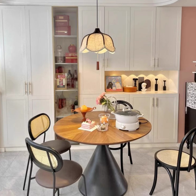 Suspension lumineuse au-dessus d'une table à manger dans une salle à manger