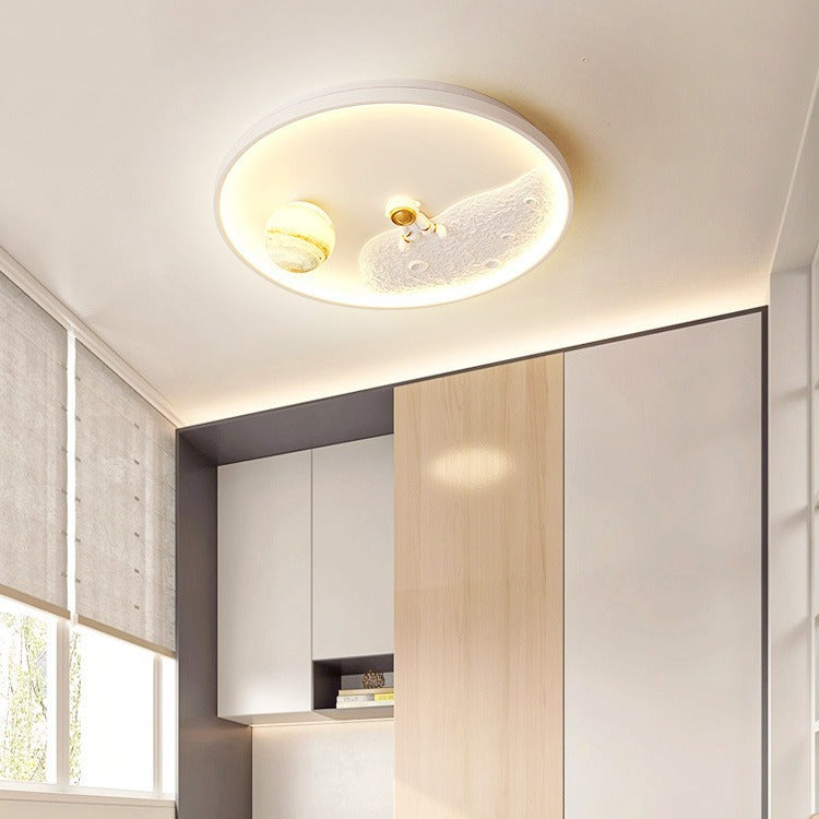 Lampada da soffitto a forma di astronauta "Warm Planet" installata nella cameretta di un bambino.
