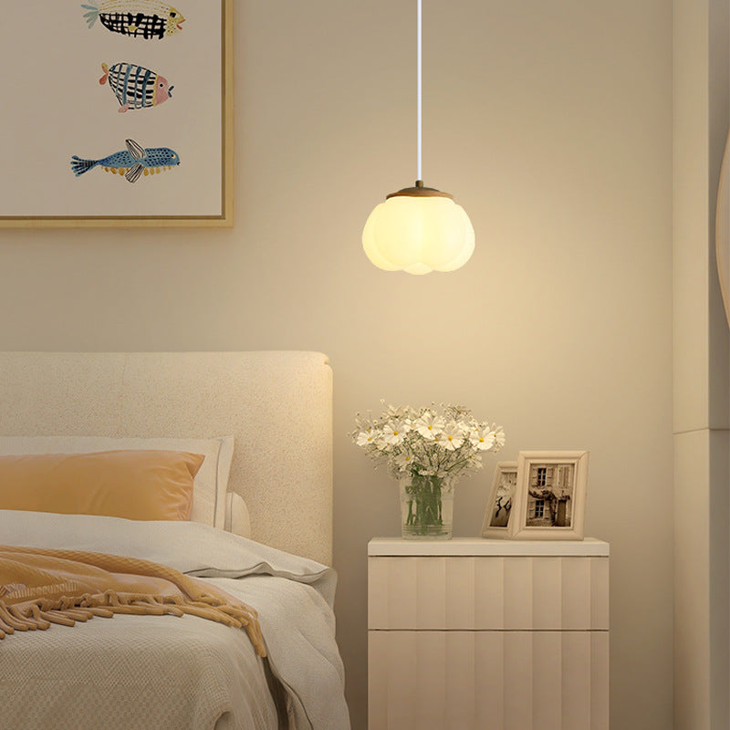 Lámpara colgante instalada en una escena de dormitorio