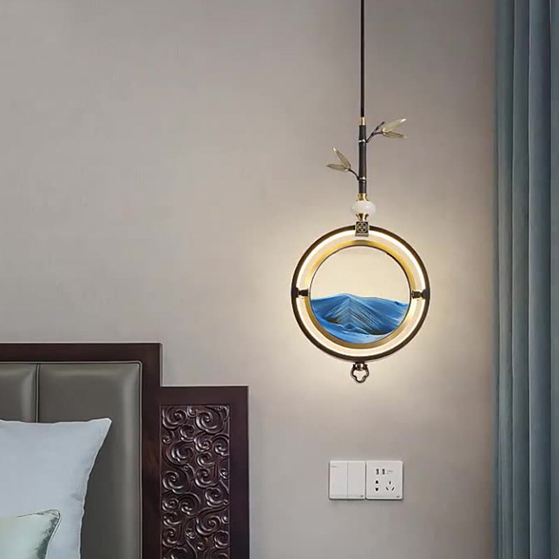 Lampadario rotondo in rame e vetro installato accanto al letto