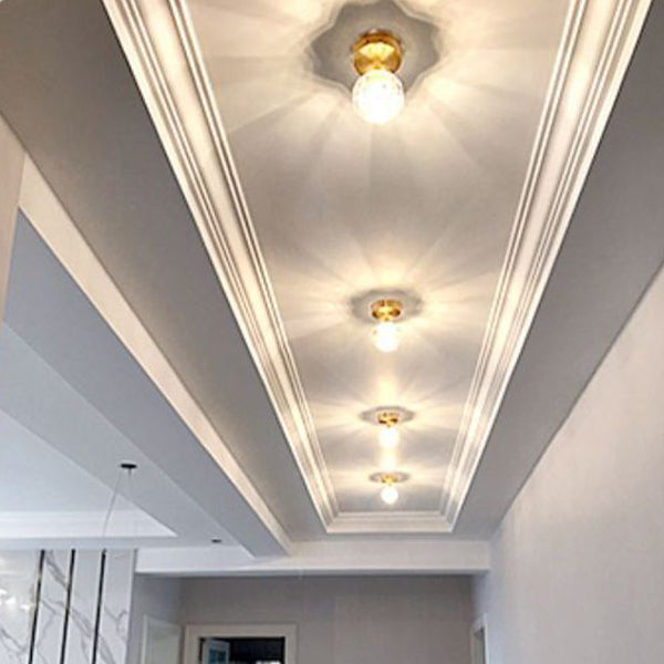 Plafond van een gang met diverse compacte, halfverzonken inbouwspots.