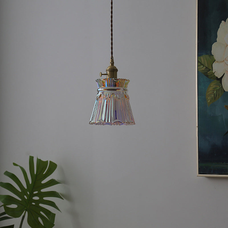 Een enkele hanglamp in een onverlichte kamer