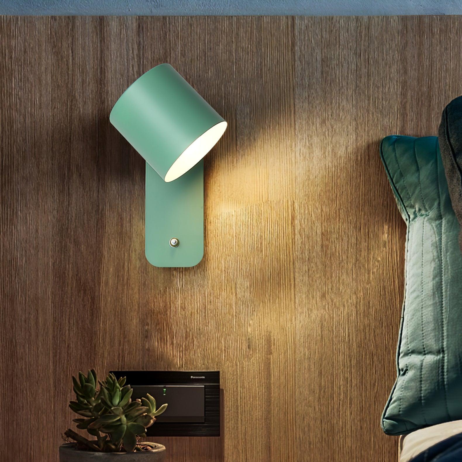 Draaibare cilindervormige wandlamp geïnstalleerd in een slaapkamer met lichtbundel.