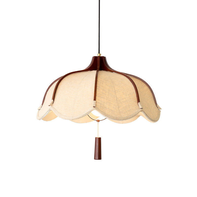Vue complète et isolée de la suspension en forme de dôme en tissu beige à pétales