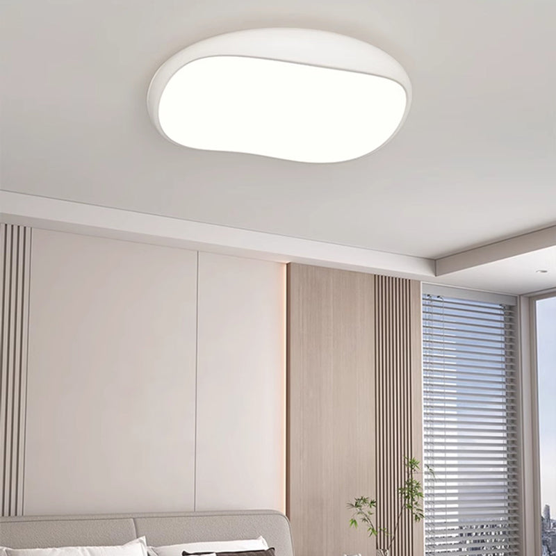 Vista della camera da letto in stile lifestyle che mostra la plafoniera a LED montata sopra